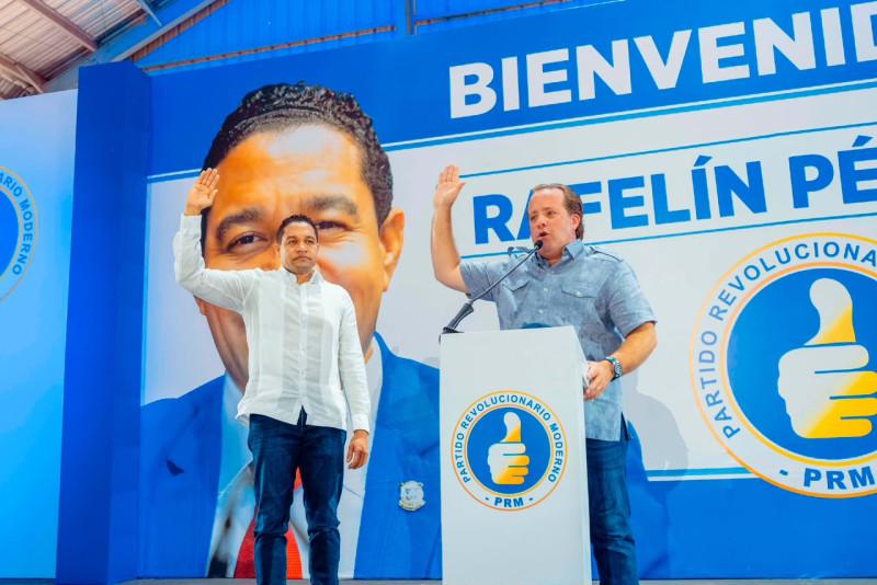 José Ignacio Paliza juramenta en el PRM al exdiputado de la Fuerza del Pueblo Rafael Antonio Pérez