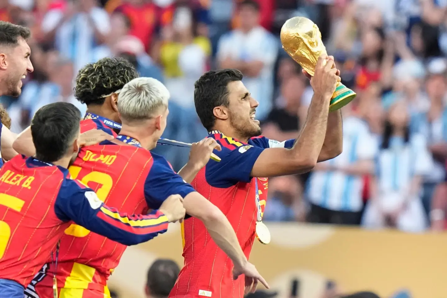 Rodri levanta la copa, oficializa el título de España y el Mundial termina