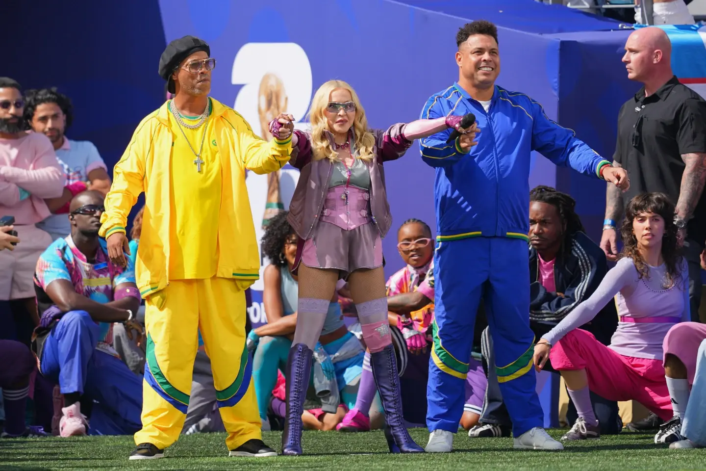 Shakira, BTS, Madonna y muchos Muppets suben al escenario del Mundial