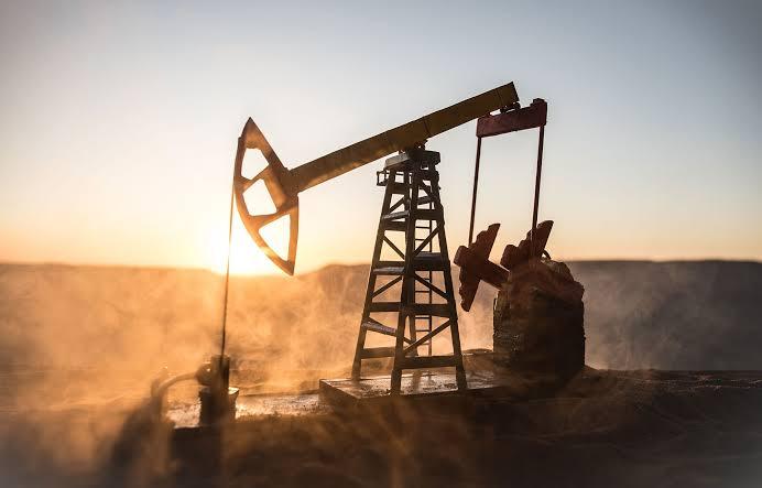 Petróleo sube por ataques entre Estados Unidos e Irán; oro cae ante temores inflacionarios