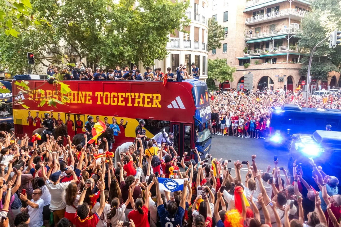Millones de personas reciben a la selección de España campeona del Mundo de vuelta en casa