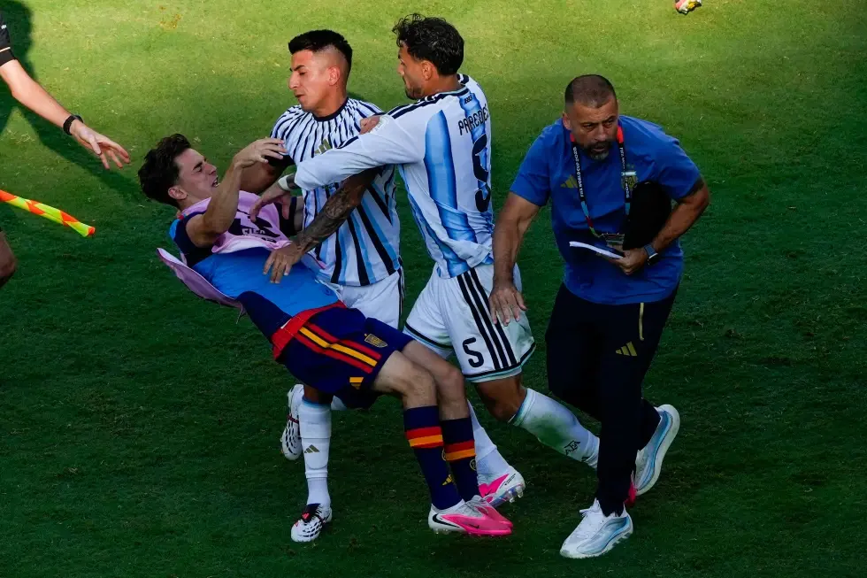 FIFA investigará enfrentamiento al término de la final del Mundial mientras España celebraba