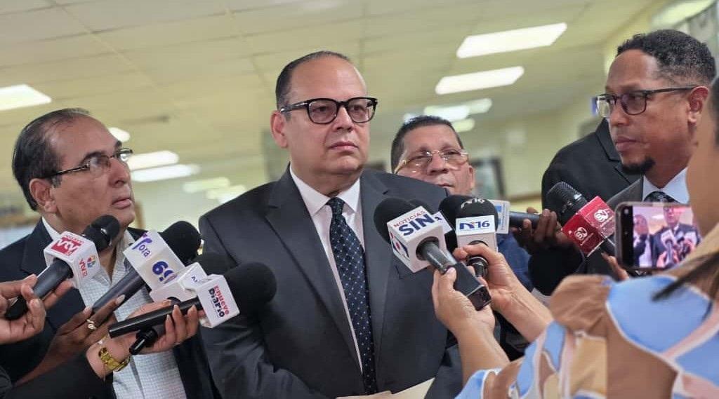 CARD rechaza artículo 310 del Código Penal por considerar que amenaza el derecho de defensa y la libertad de expresión