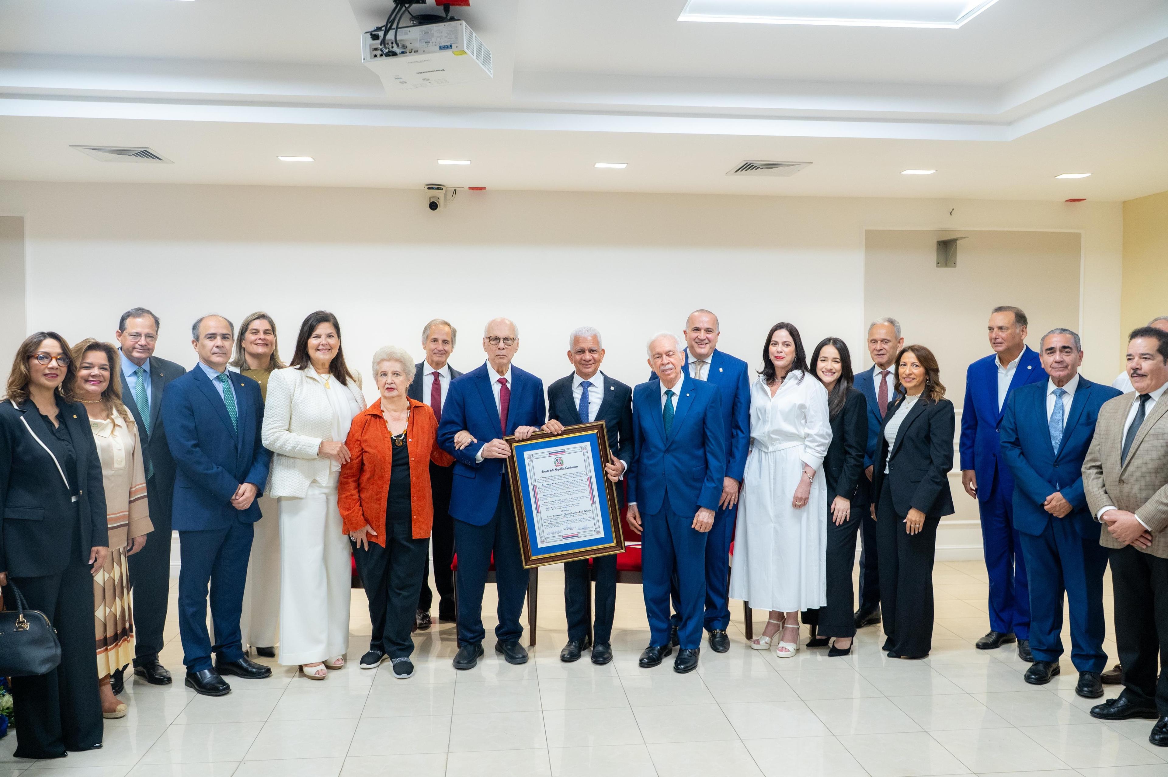 Senado reconoce a Jaime Francisco Sued Pichardo por su trayectoria empresarial y aportes al desarrollo de la industria farmacéutica