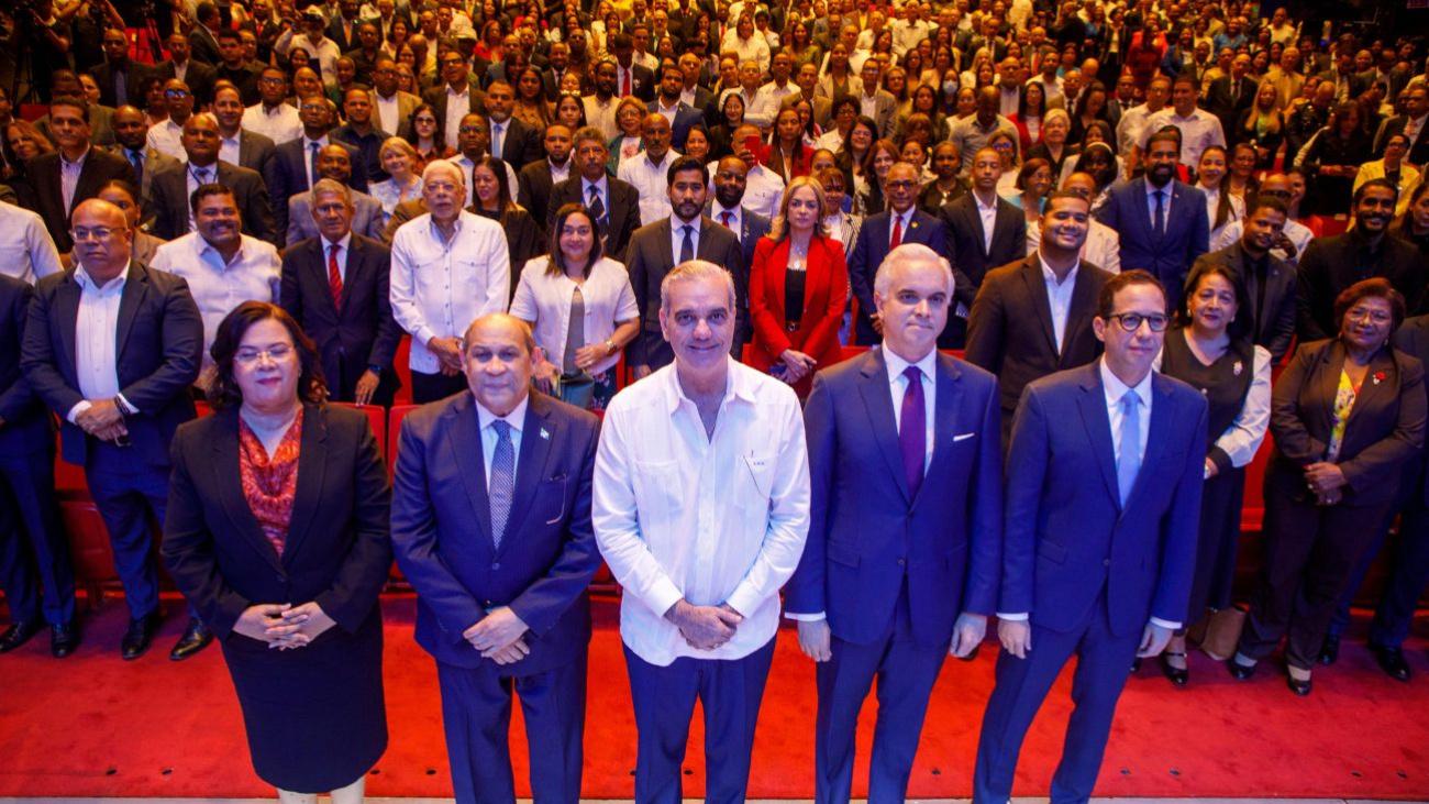Abinader recibe informe de consulta nacional para transformar la educación dominicana