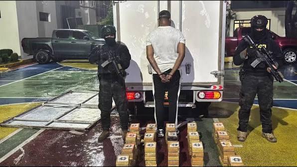 Dictan tres meses de prisión preventiva a implicado en decomiso de 243 kilos de cocaína en Pedro Brand