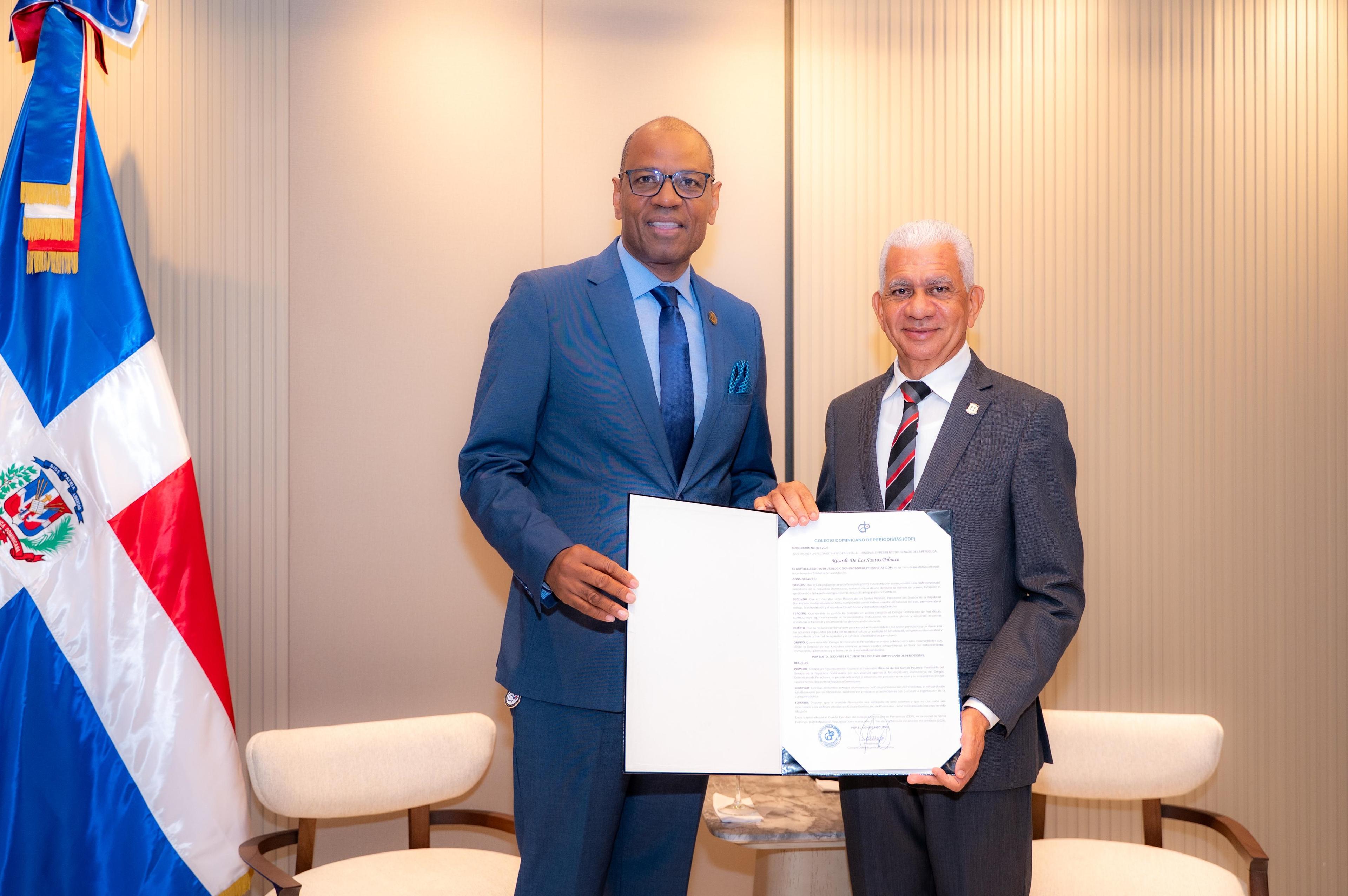 Colegio Dominicano de Periodistas reconoce al presidente del Senado, Ricardo de los Santos, por su respaldo al gremio periodístico