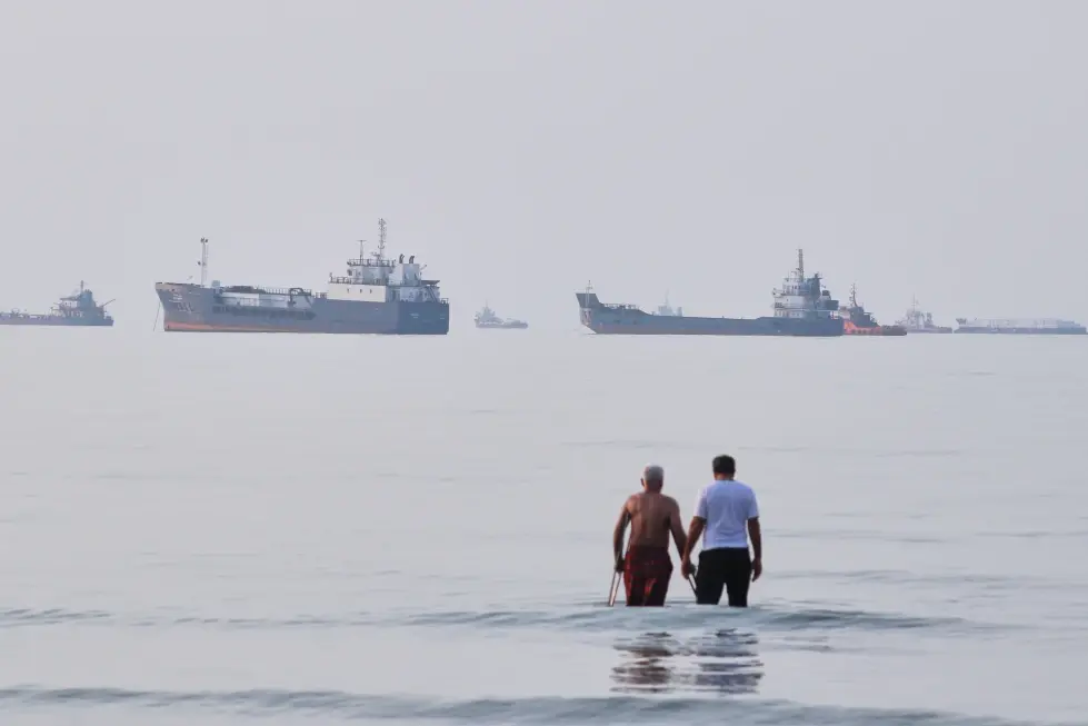 Productores de petróleo de Oriente Medio aceleran planes para evitar el estrecho de Ormuz