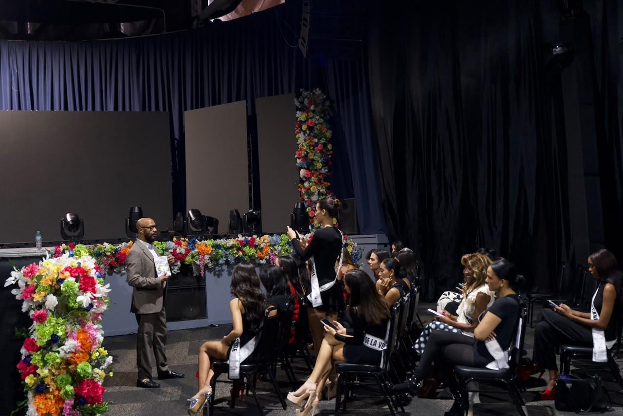 El psicólogo y abogado Juan Rojas ofrece una conferencia a las candidatas del Miss República Dominicana Universo 2026