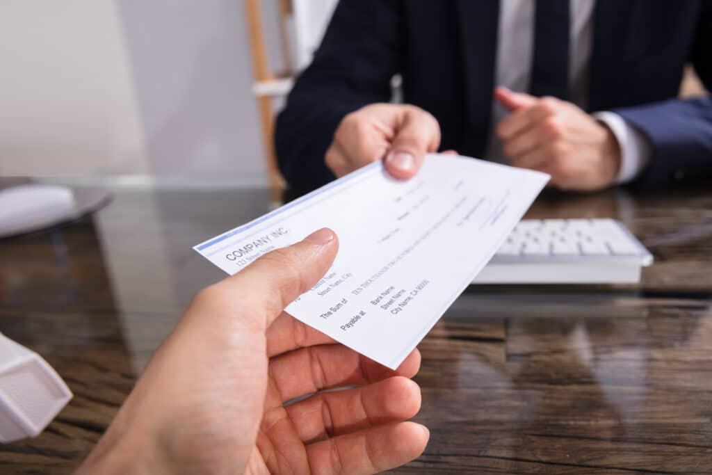 CREES advierte que el impuesto a los cheques contradice las políticas de crecimiento e inclusión financiera