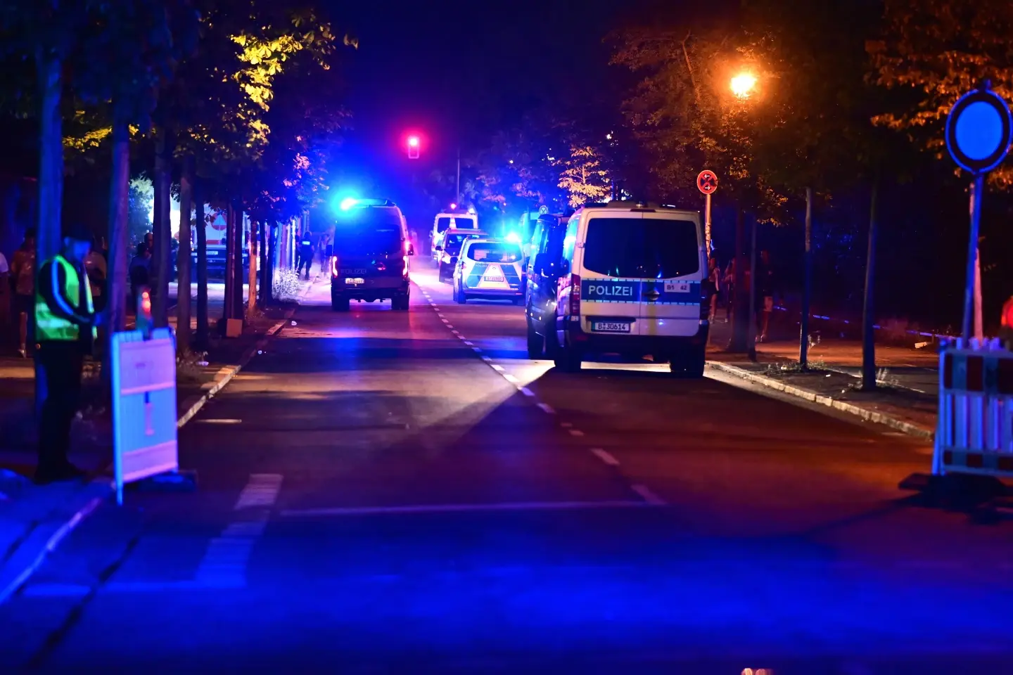 Camioneta embiste a multitud en evento LGBTQ+ de Berlín; reportan 1 muerto y al menos 16 heridos
