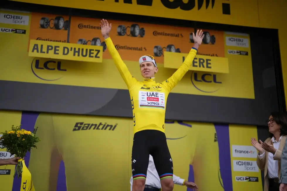 Pogacar cerca de ganar su quinto título del Tour de Francia y Carapaz gana la penúltima etapa