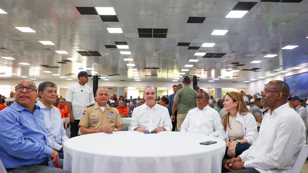 Abinader reconoce a los padres dominicanos y los exhorta a continuar protegiendo a sus familias