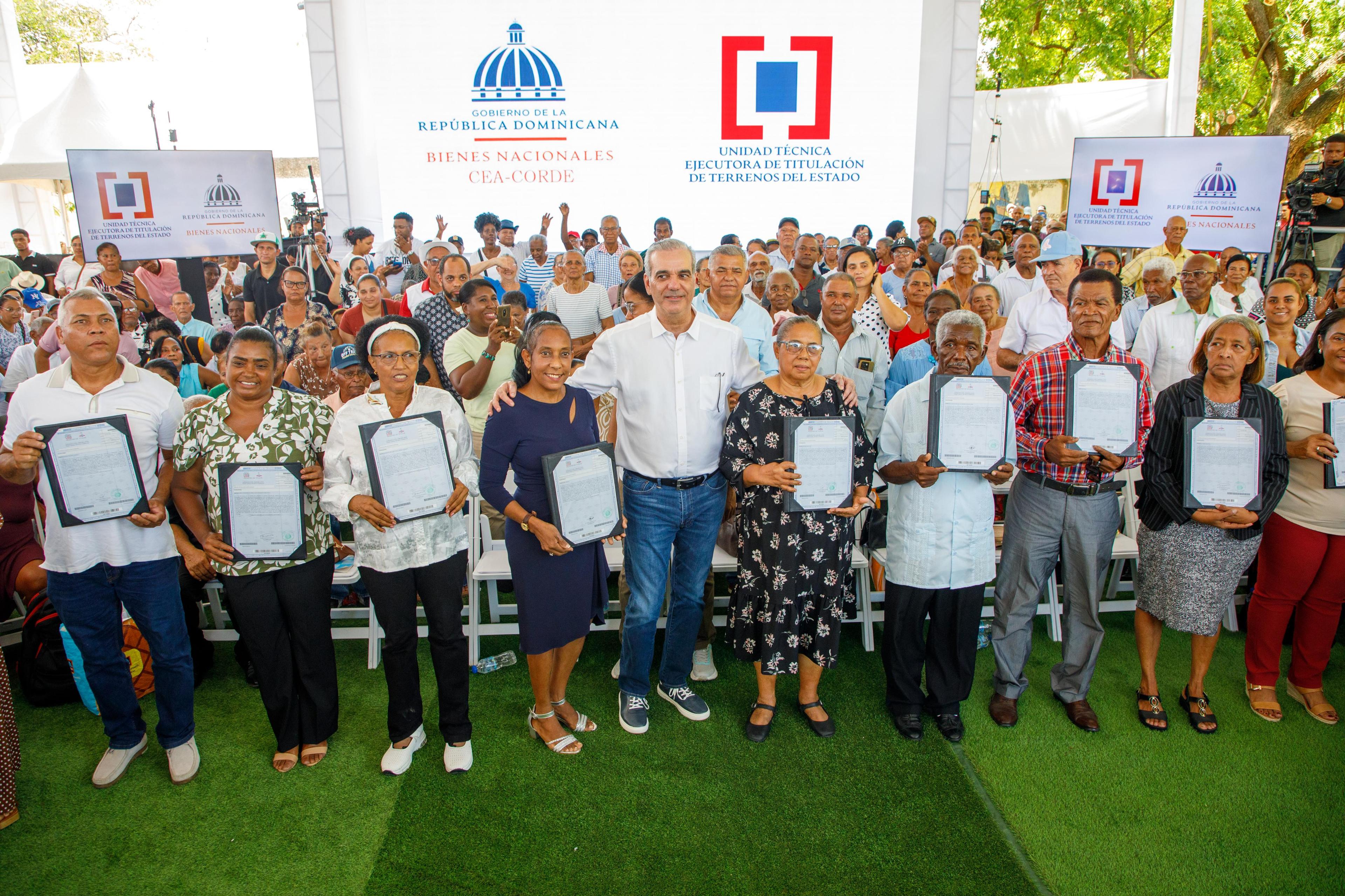 Abinader entrega 1,000 títulos de propiedad en Los Frailes y beneficia a más de 4,000 personas