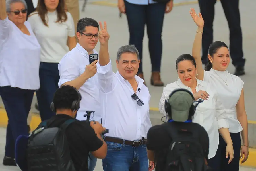 El expresidente Juan Orlando Hernández vuelve a Honduras para enfrentar la Justicia tras el indulto en EE.UU.