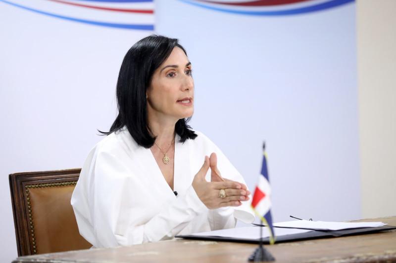 Raquel Arbaje rinde homenaje a los padres dominicanos con un mensaje de amor, entrega y responsabilidad