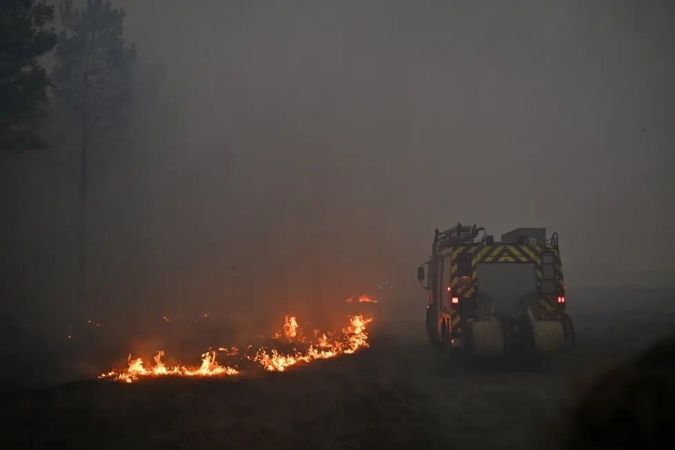 Macron convoca gabinete de crisis mientras incendios forestales obligan a evacuar a más de 250,000 personas en Francia