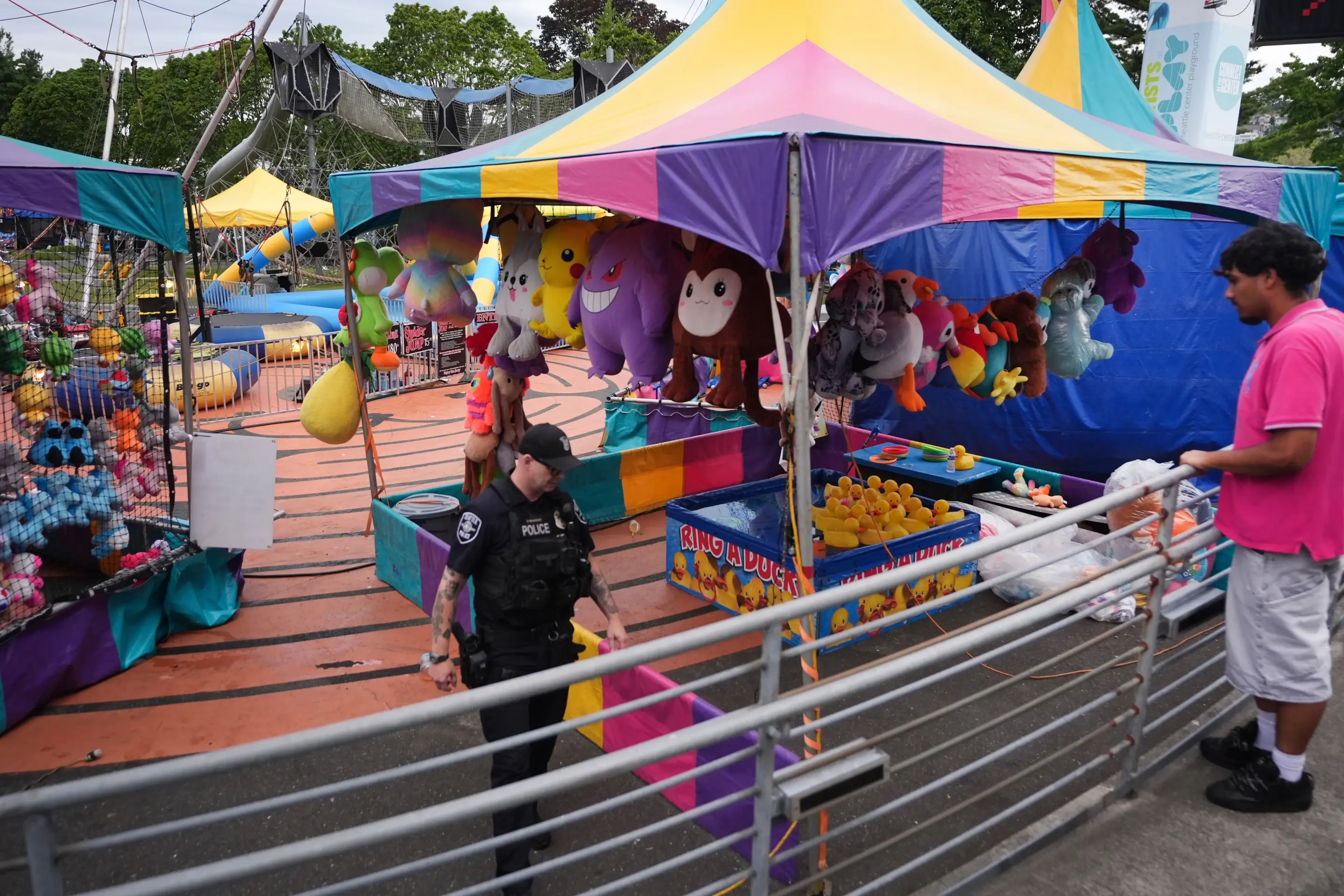 La policía arresta a 1 persona y busca a otra tras tiroteo en feria de Seattle que dejó 3 muertos