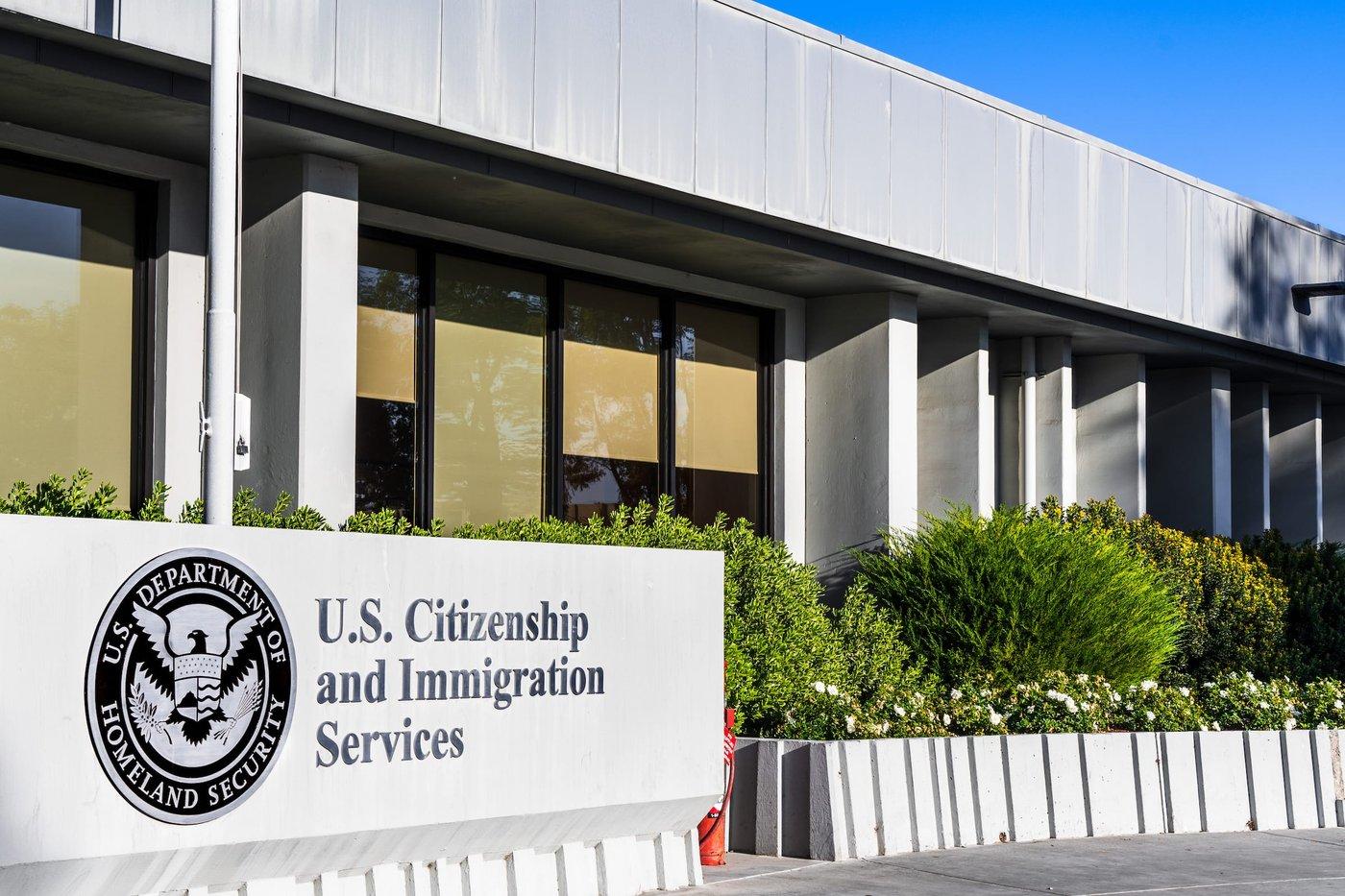 Nueva regla de USCIS permitiría acelerar decisiones sobre asilo y deportación en EE.UU.