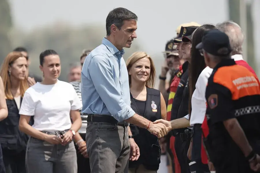 Sánchez pide «extremar la precaución» ante el fuego porque «quedan horas difíciles»