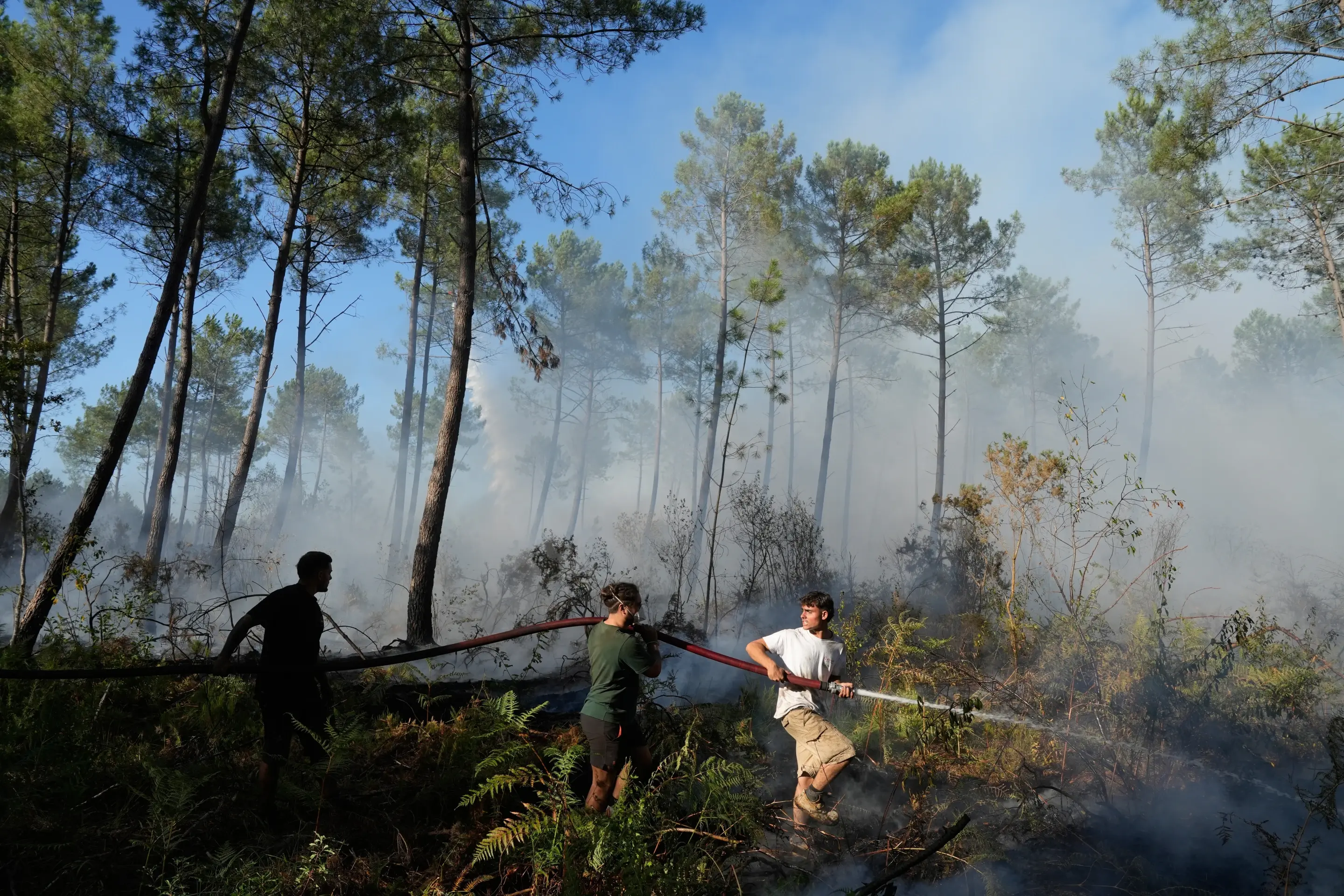 Francia evacua a 4.000 personas más mientras el calor amenaza la lucha contra el fuego en Europa