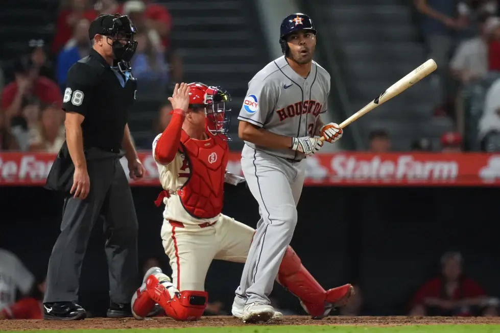 Astros aprovechan colapso de Angelinos y anotan 4 en la 9na para ganar 6-4