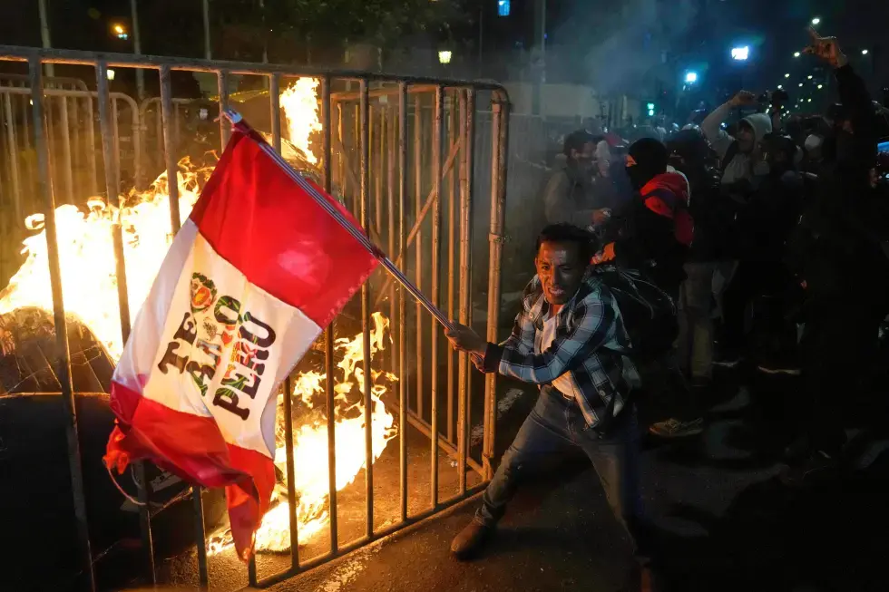 Keiko Fujimori asume el reto de poner fin a una década de inestabilidad política en Perú