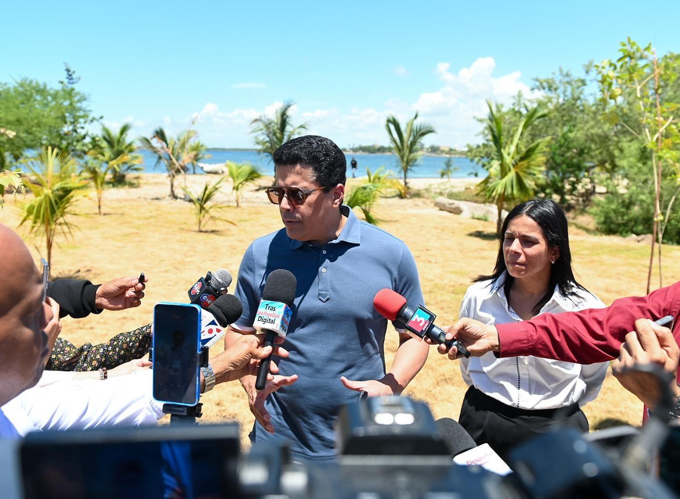 David Collado supervisa intervención playa El Faro de San Pedro Macorís.