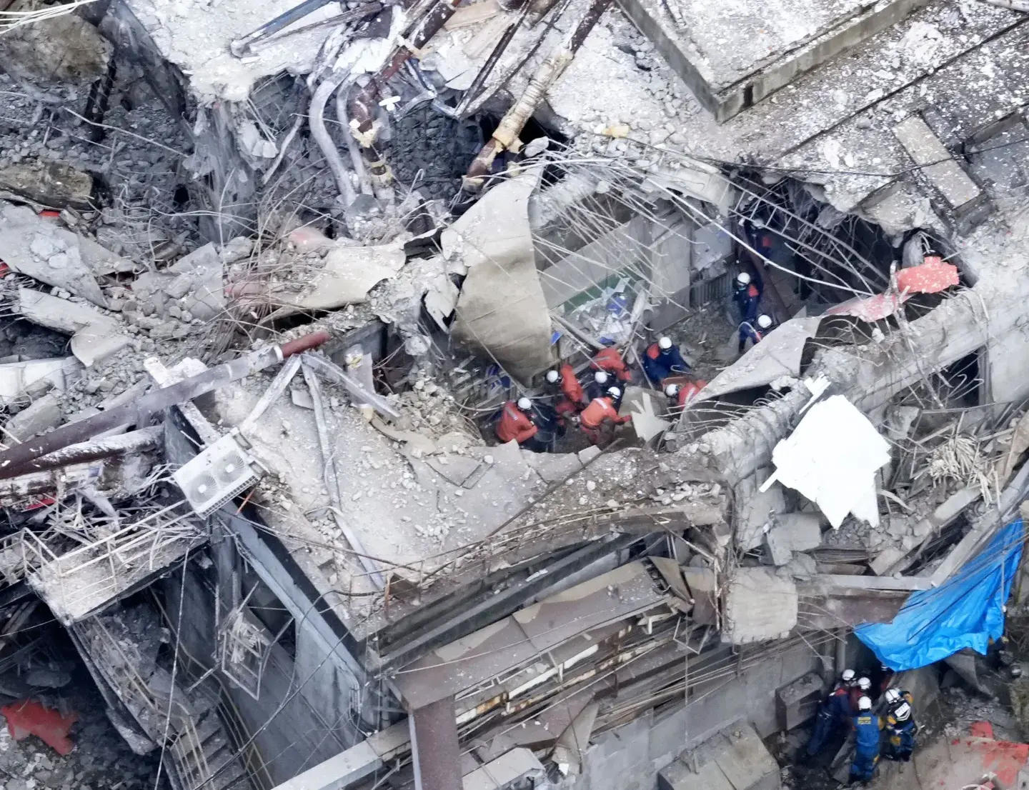 Suben a 18 los muertos del sismo en el suroeste de Japón mientras rescatistas buscan a desaparecidos