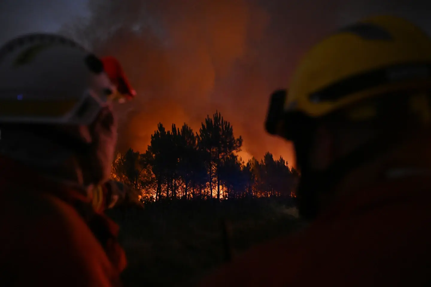 Francia lucha contra un megaincendio y tres bomberos mueren en Grecia