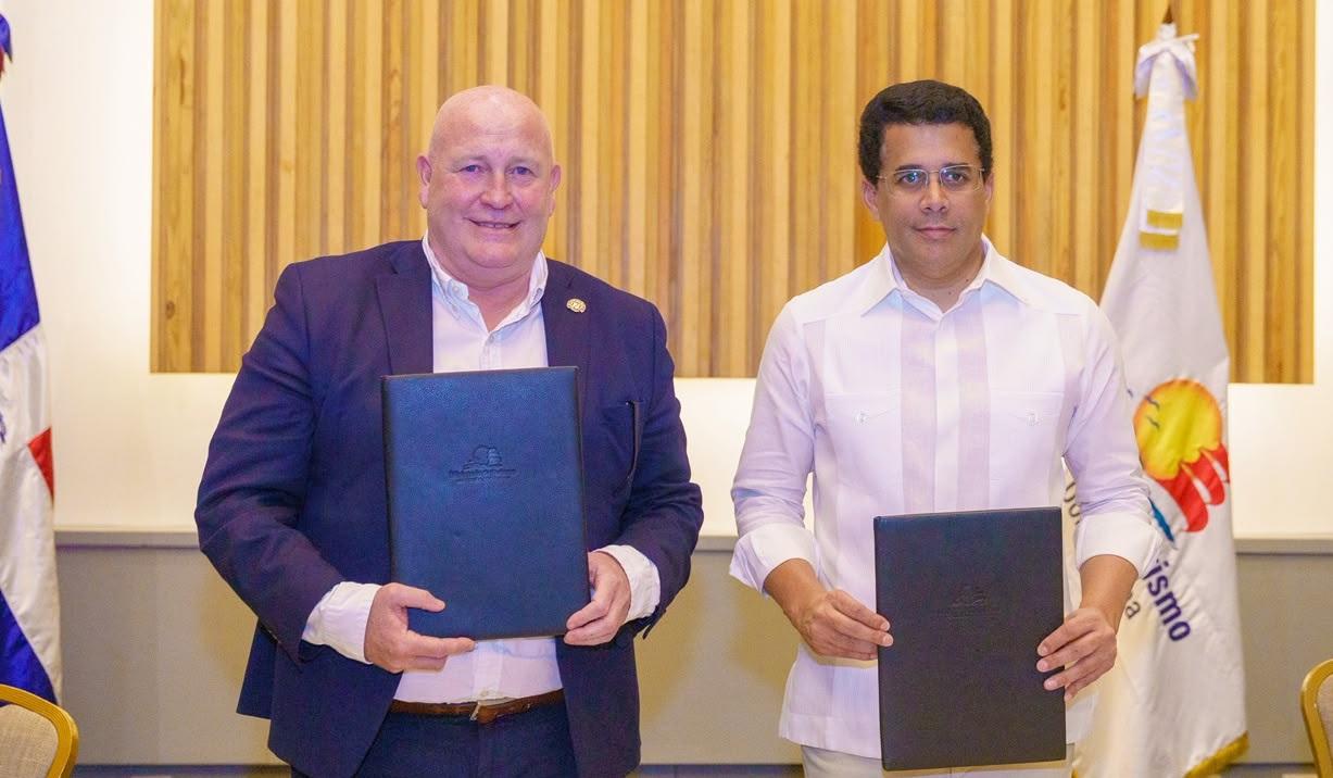 Ministro Collado firma acuerdo con ITF para fortalecer de la Movilidad Turística Sostenible.