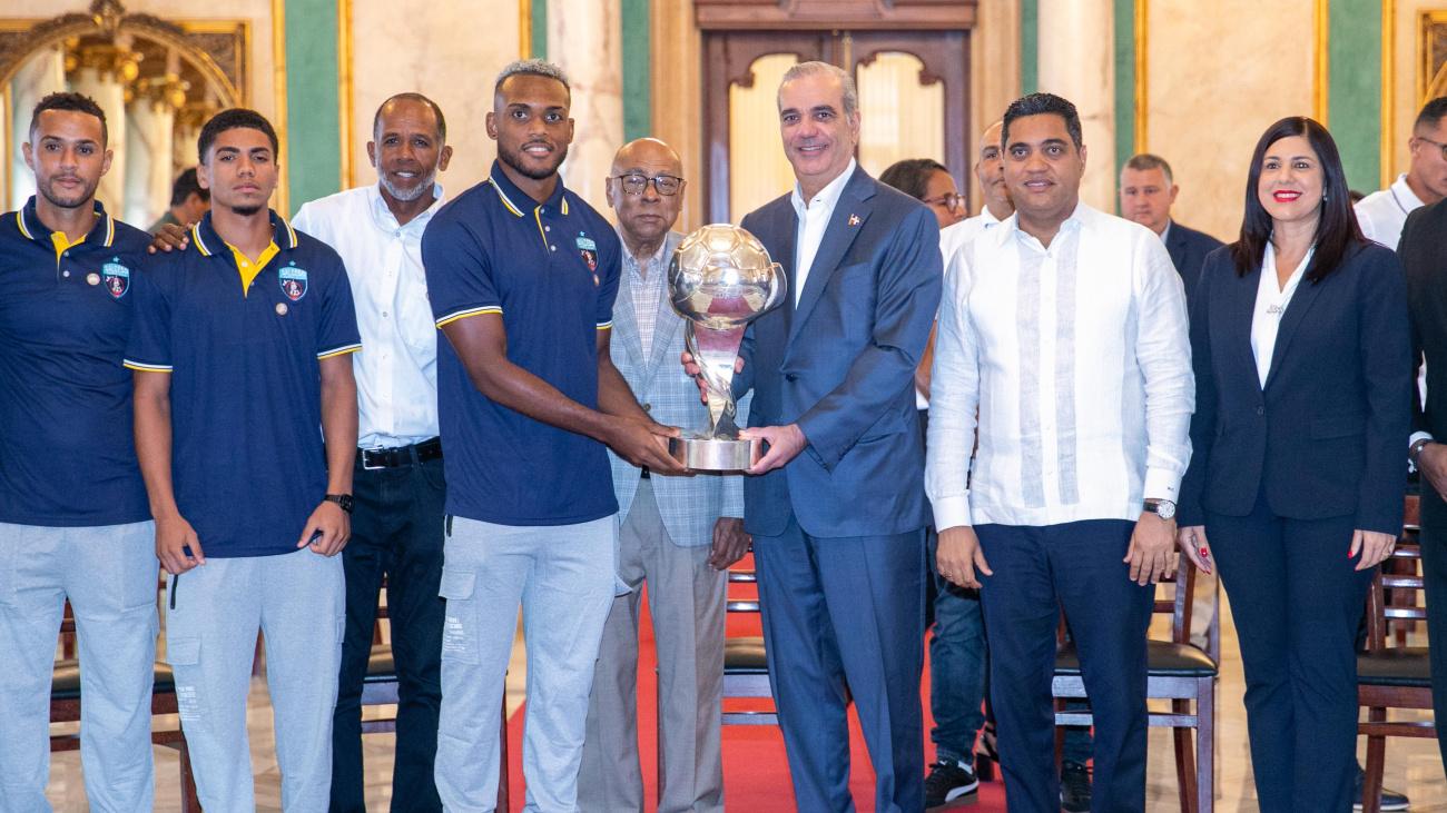 Abinader recibe al Salcedo FC tras conquistar el título de la Liga Dominicana de Fútbol