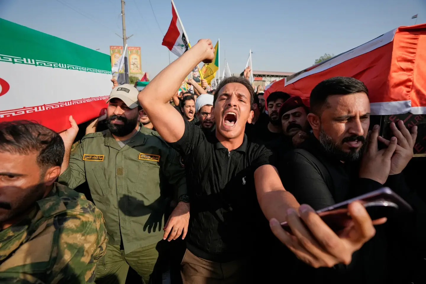 EEUU lanza ataques contra objetivos iraníes un día después de ataque contra fuerzas estadounidenses