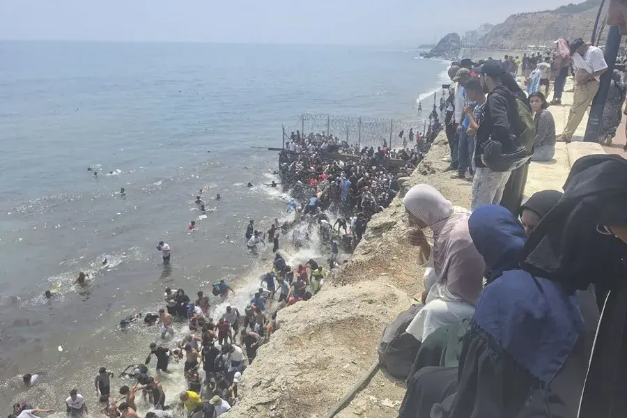 Miles de migrantes marroquies entran en Ceuta a pie por el espigón fronterizo