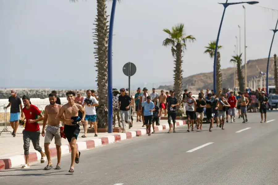 Una columna de 5 kilómetros formada por miles de personas sigue aguardando ante la frontera de Ceuta