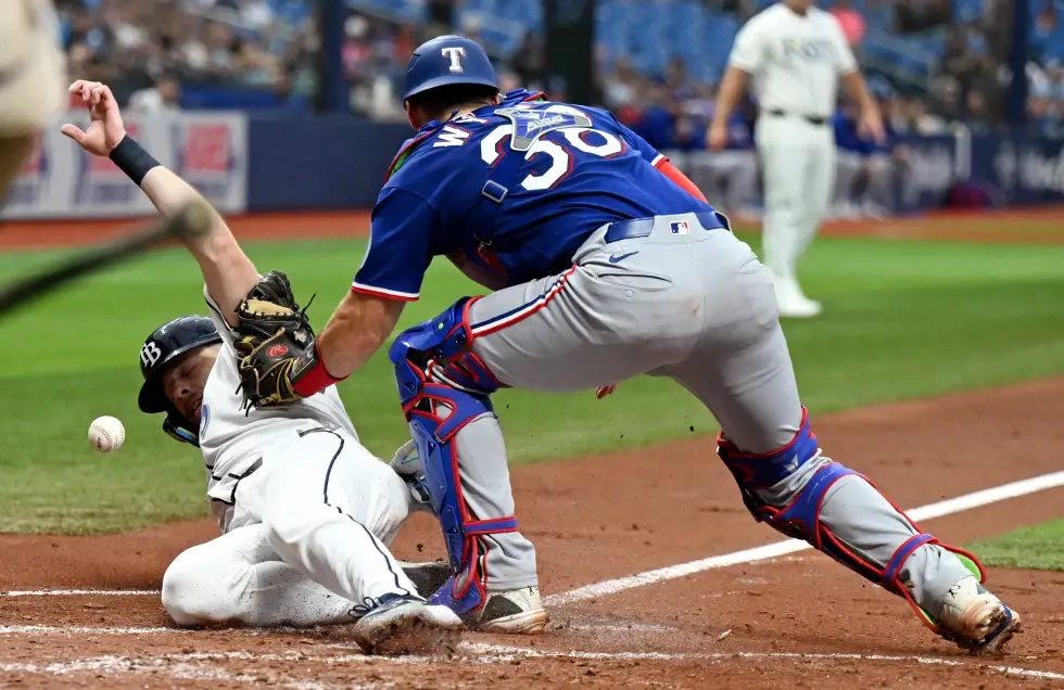 Jonrón de Cedric Mullins en la 8VA entrada impulsa a Rays sobre Rangers en victoria 3-2