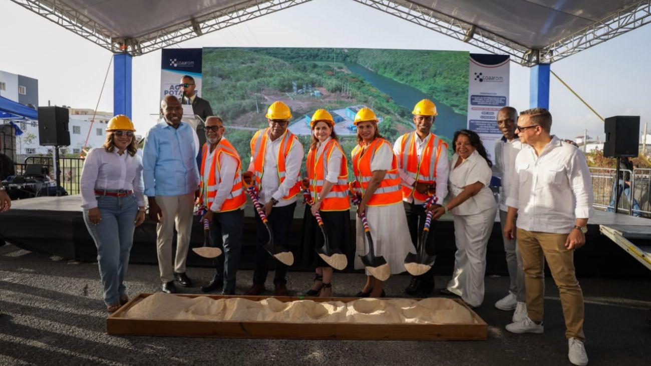 Raquel Peña entrega obras de seguridad, deporte y agua potable durante jornada de trabajo en La Romana