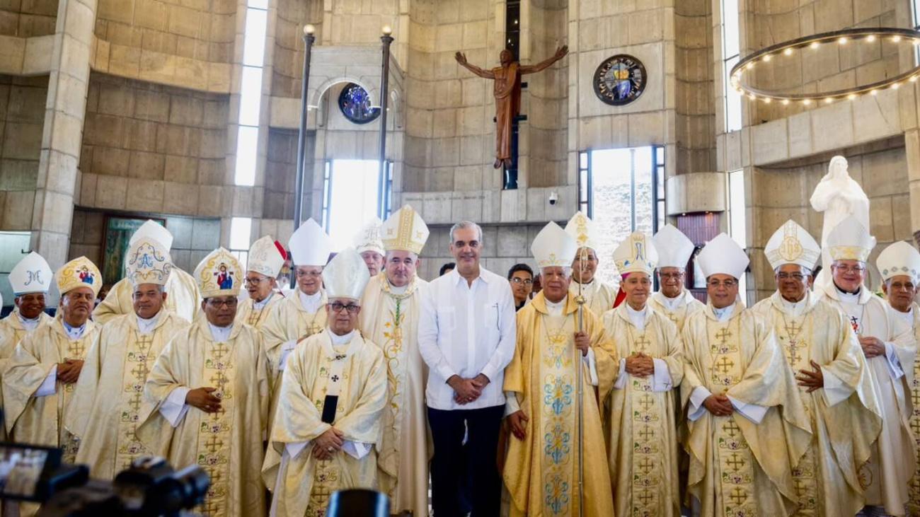Abinader participa en la toma de posesión de Andrés Napoleón Romero como nuevo obispo de la Diócesis de La Vega