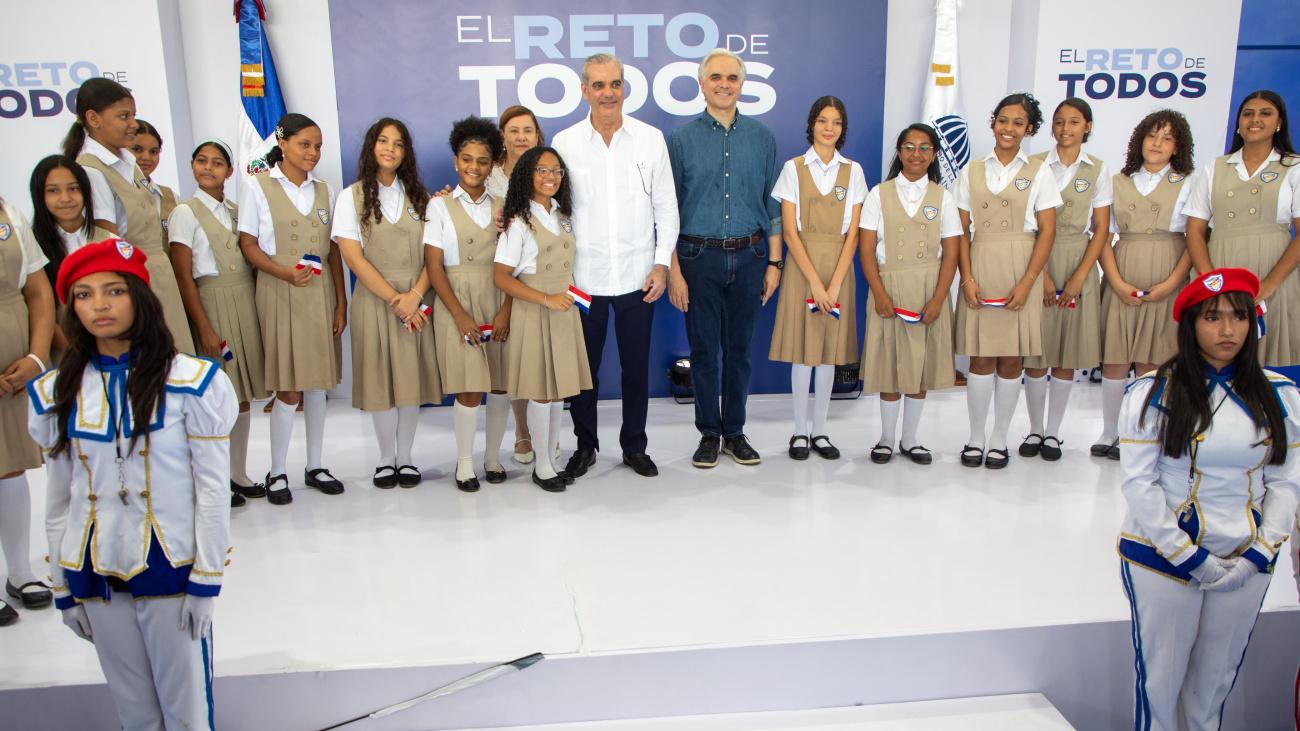 Abinader inaugura techado del Politécnico Femenino Mercedes Morel en La Vega