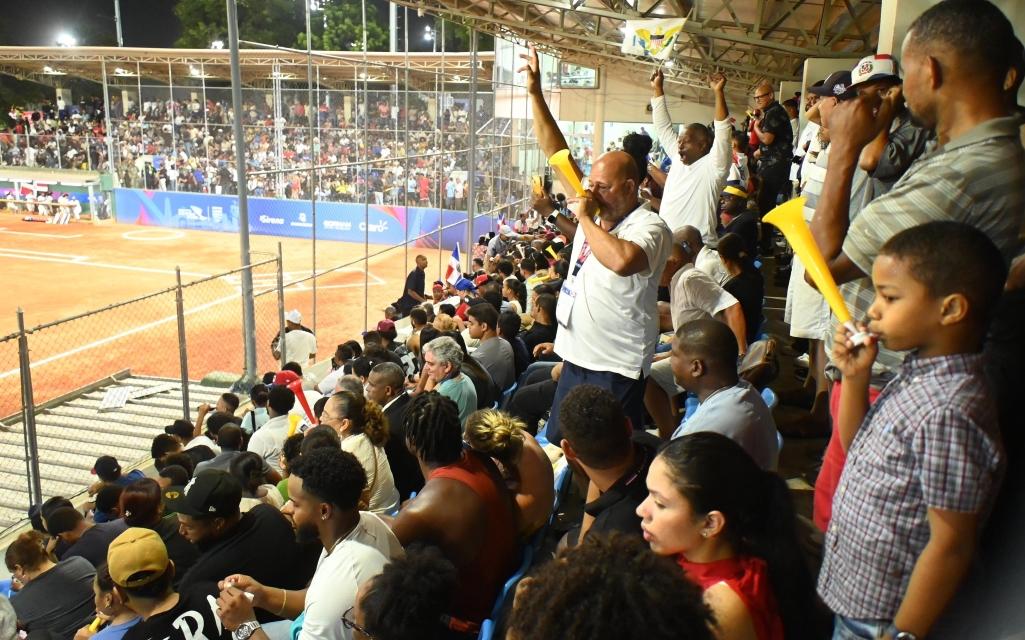 Multitud histórica y prevención ejemplar marcan el softbol femenino de Santo Domingo 2026