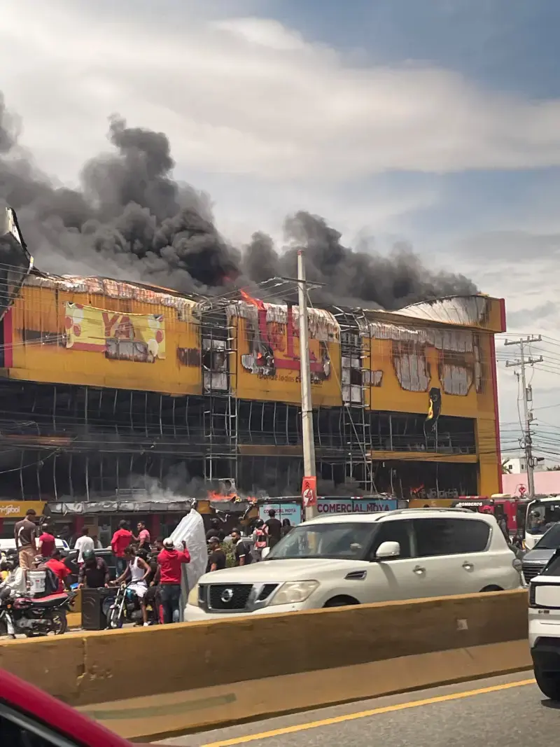 Incendio en L&R Comercial deja 17 detenidos por saqueos mientras bomberos avanzan en la extinción del fuego