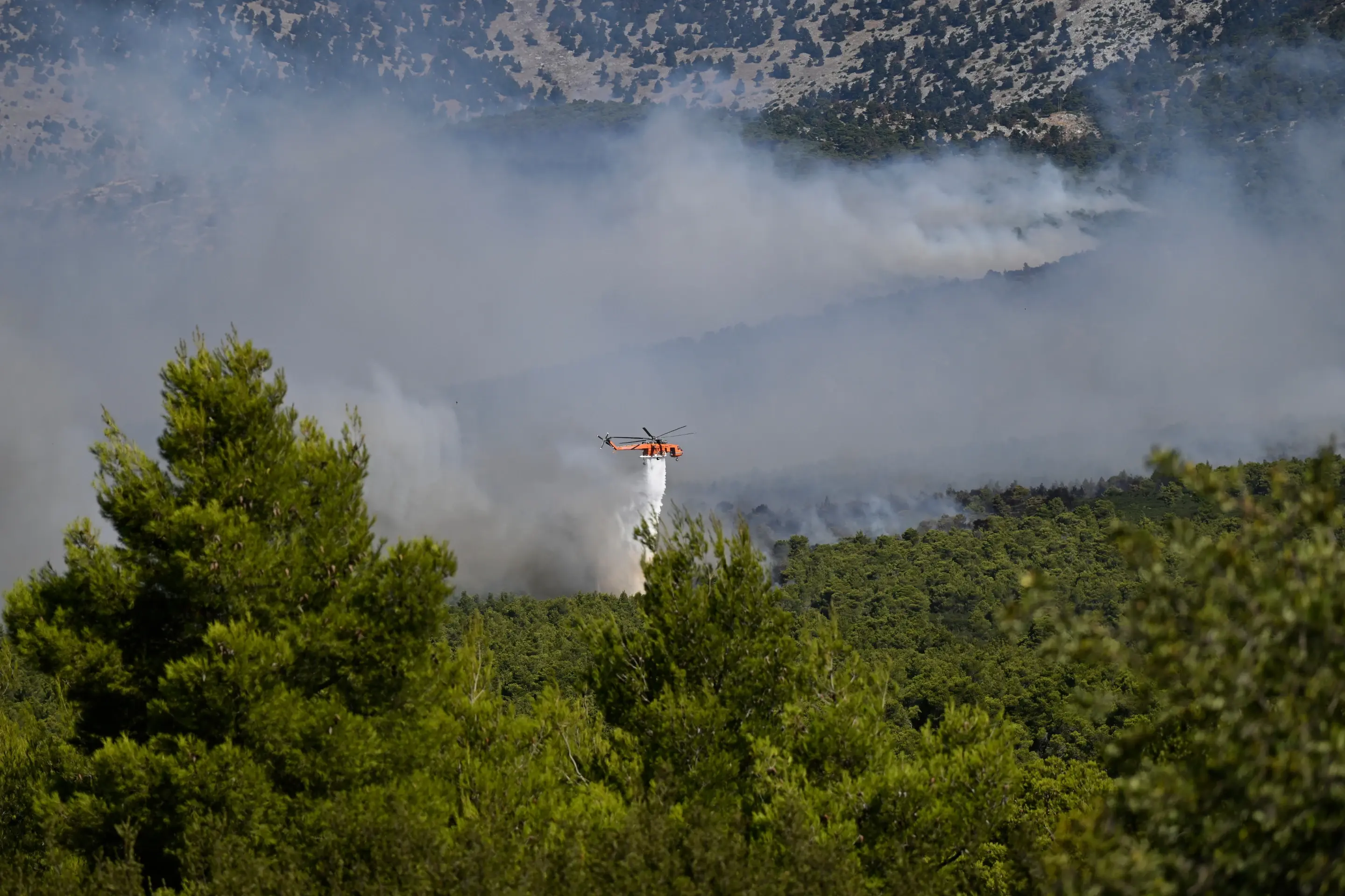 Continúa la emergencia por los incendios en Europa; 2 helicópteros chocan en el aire cerca de Atenas