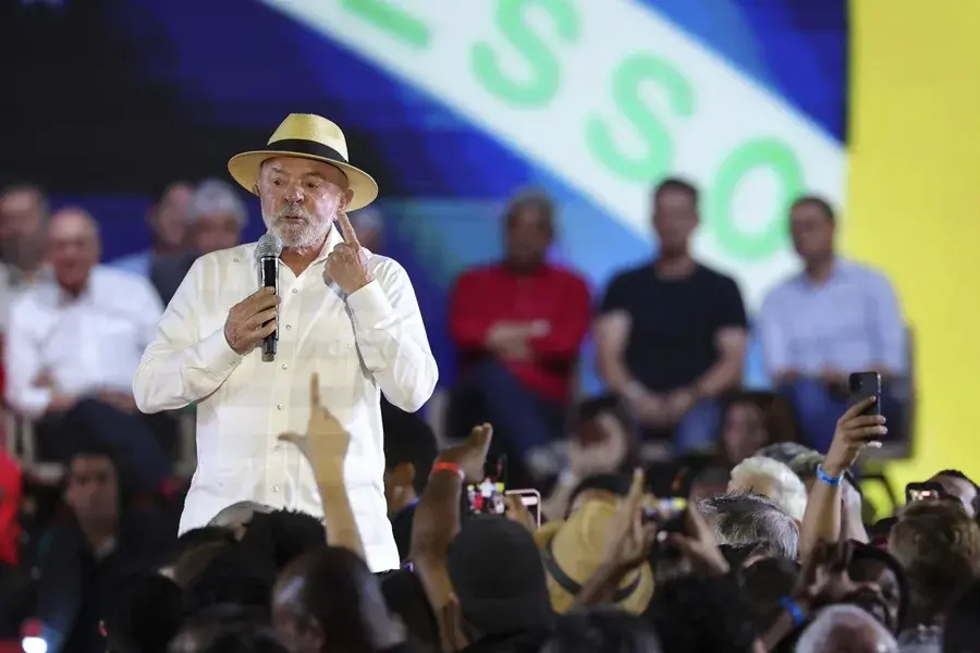 Lula promete invertir más en defensa al lanzar su candidatura presidencial de Brasil