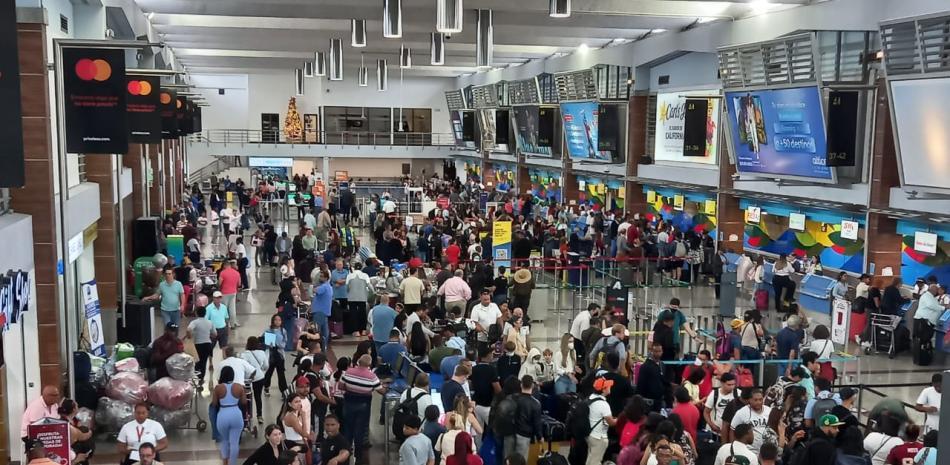 Más de un centenar de argentinos permanecen varados en el AILA tras cancelaciones de vuelos de Arajet hacia Mendoza
