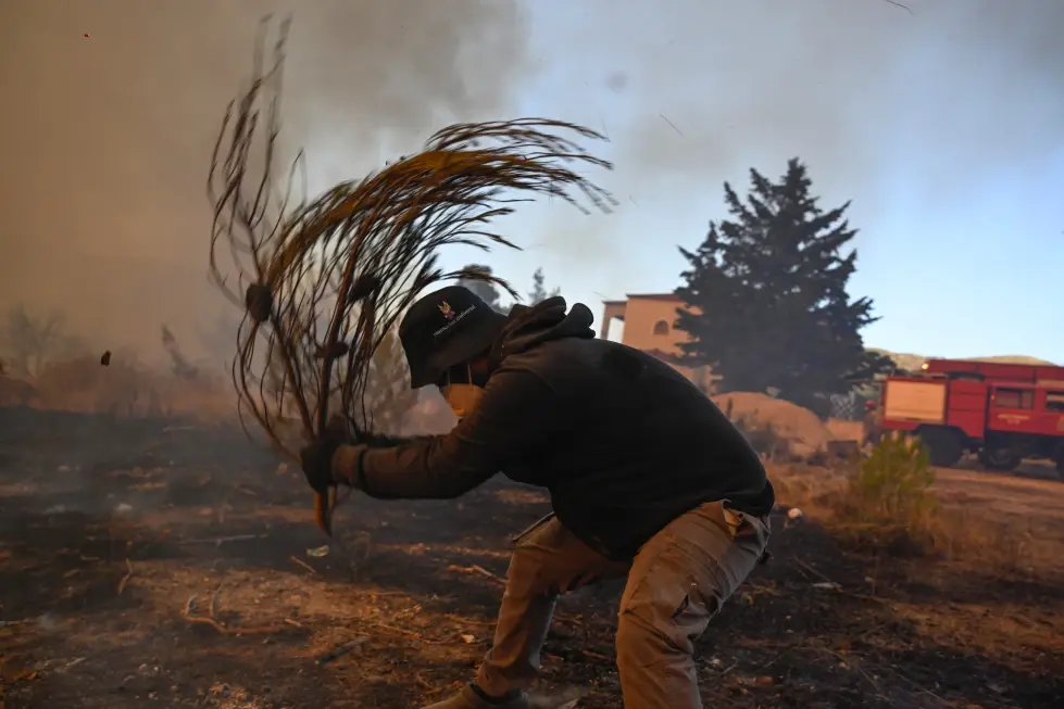 Grecia combate el fuego tras una colisión de helicóptero mientras evacuados franceses vuelven a casa