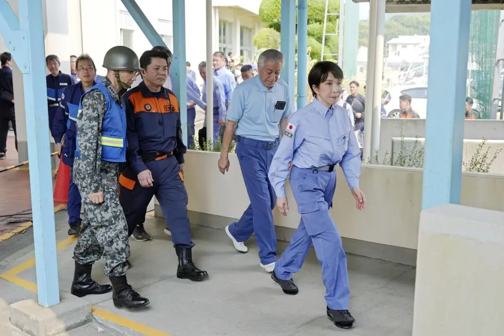 La premier Takaichi visita el sur de Japón tras el sismo y en medio de una ola de calor