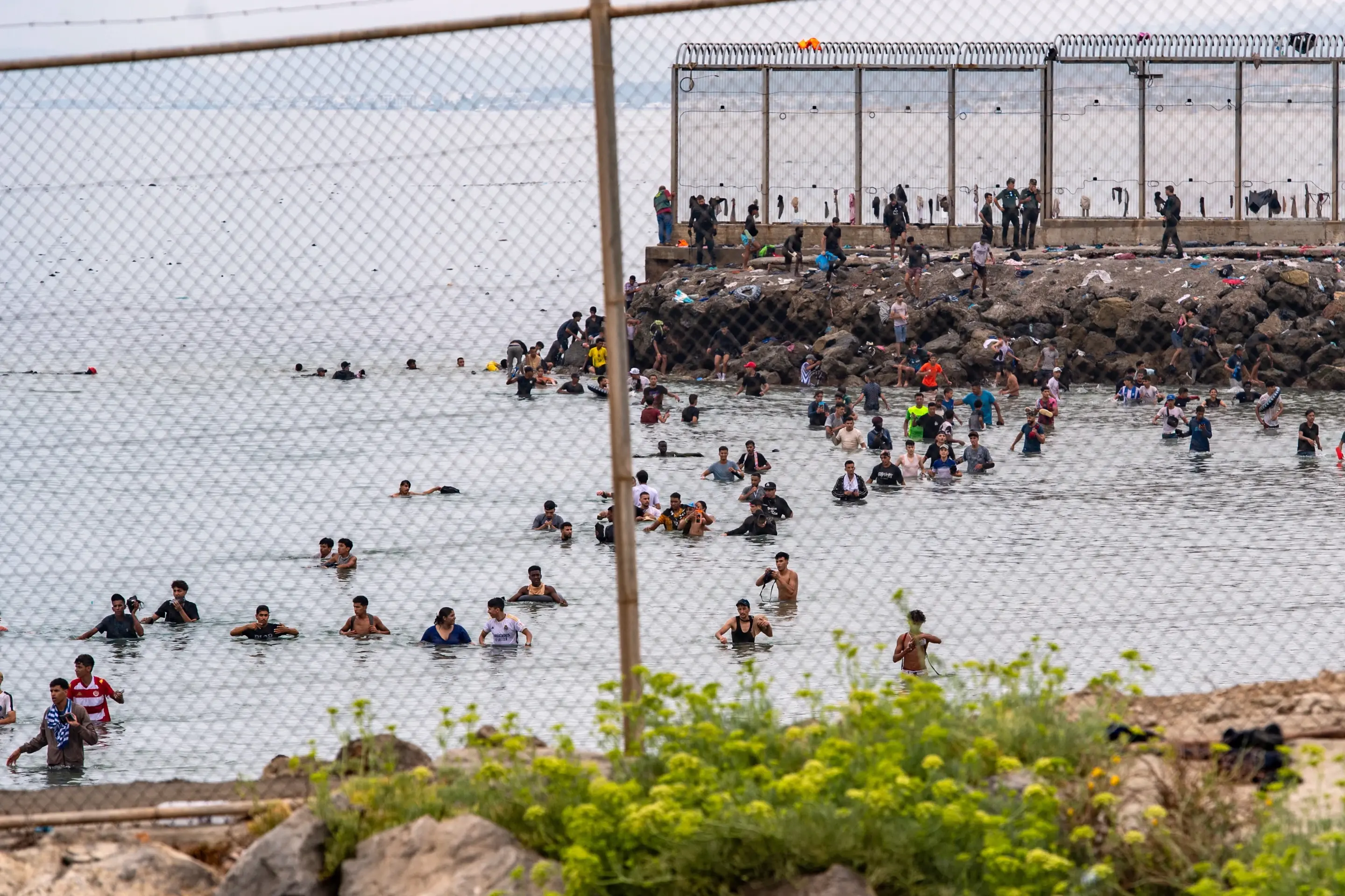 Rumores difundidos en redes sociales desencadenaron la mayor ola migratoria de marroquíes hacia Ceuta en años