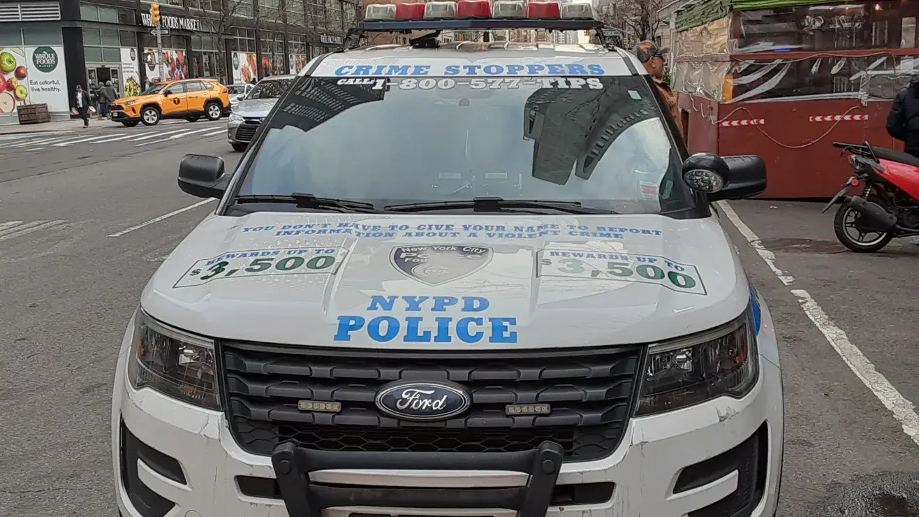 Nueva York alcanza cifras históricas de reducción de homicidios y tiroteos pese a la intensa actividad del verano