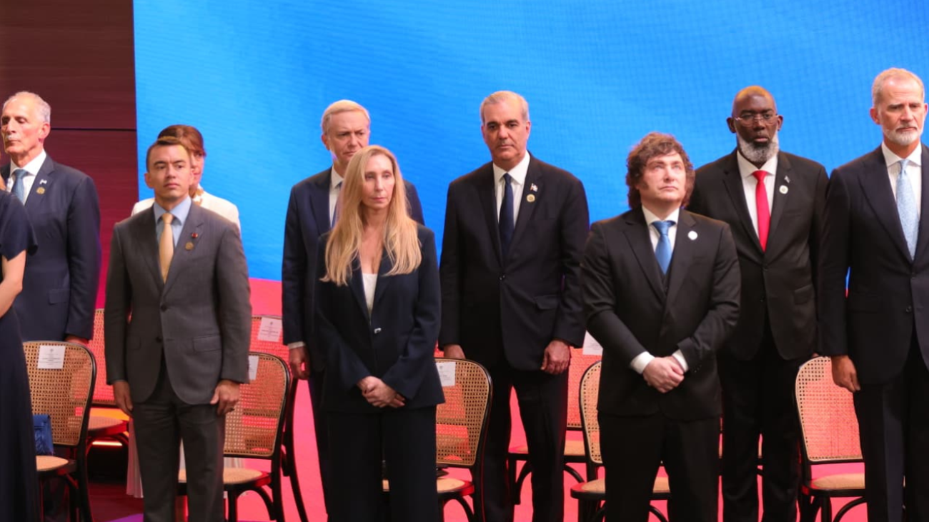 Abinader retorna al país tras asistir a toma de posesión de De la Espriella en Colombia