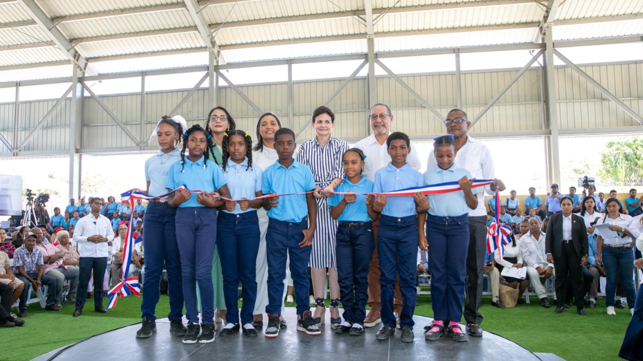 Raquel Peña entrega techado escolar construido con RD$38 millones en Azua